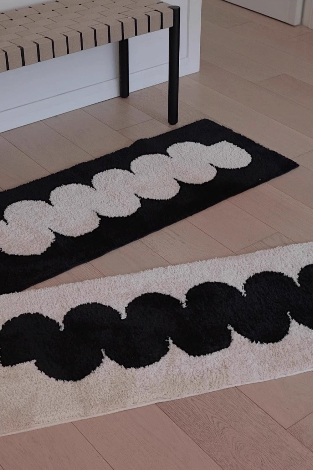Black and White Abstract Wavy Line mat & Runner