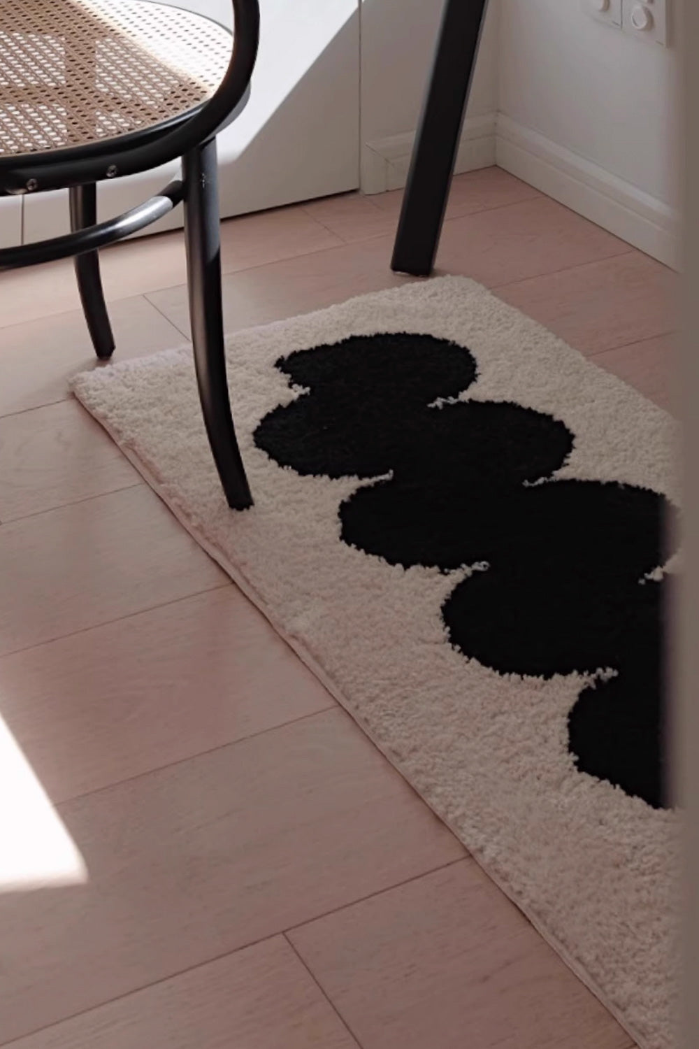 Black and White Abstract Wavy Line mat & Runner