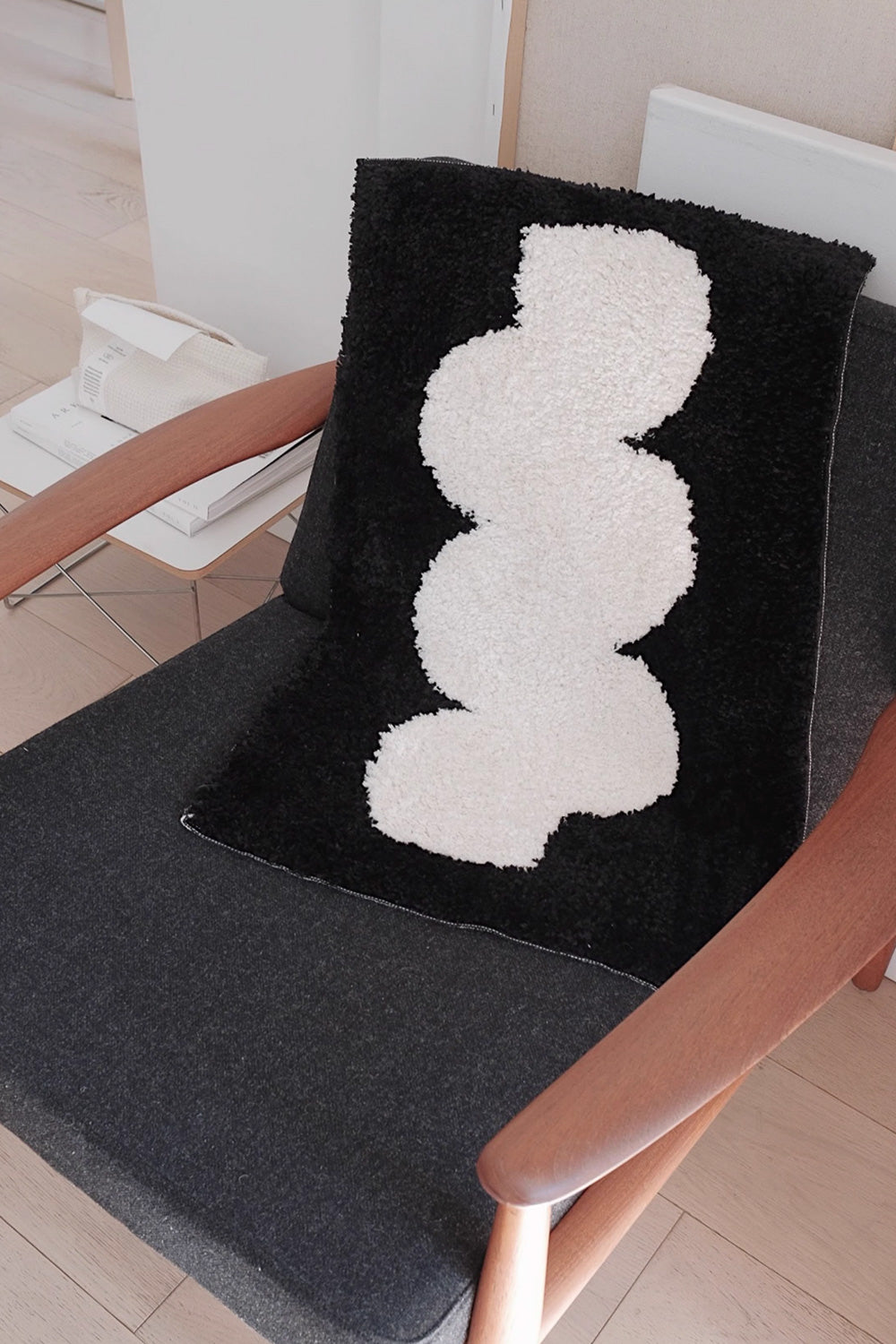 Black and White Abstract Wavy Line mat & Runner