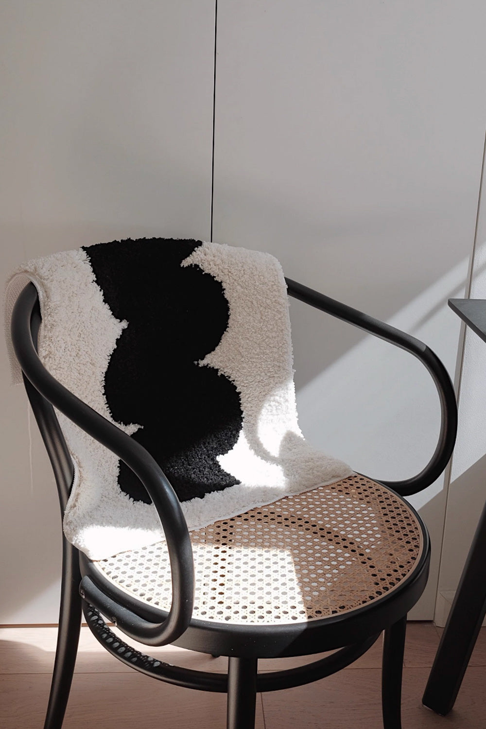Black and White Abstract Wavy Line mat & Runner