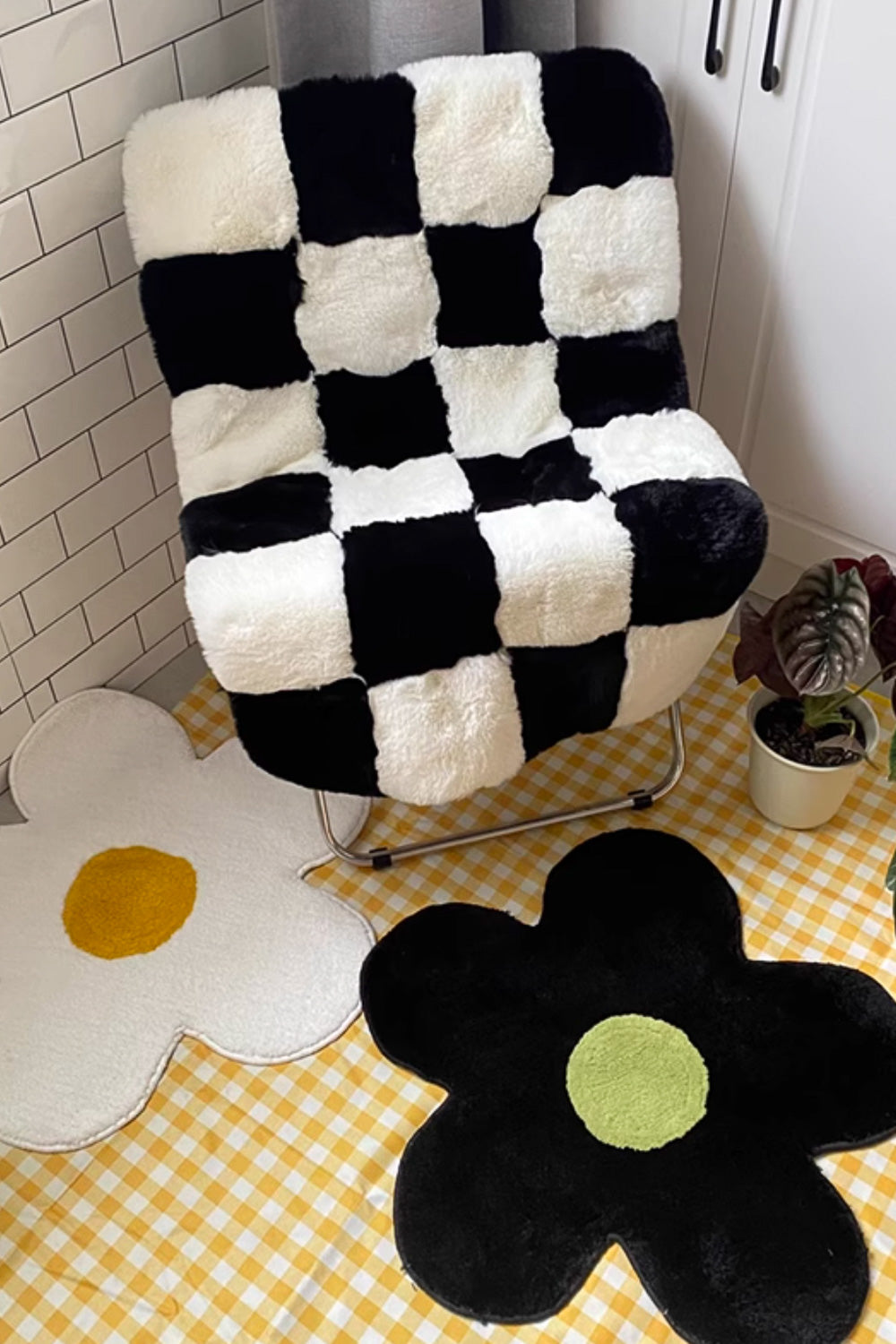 Irregular Black Flower-Shaped Mat with Green Center