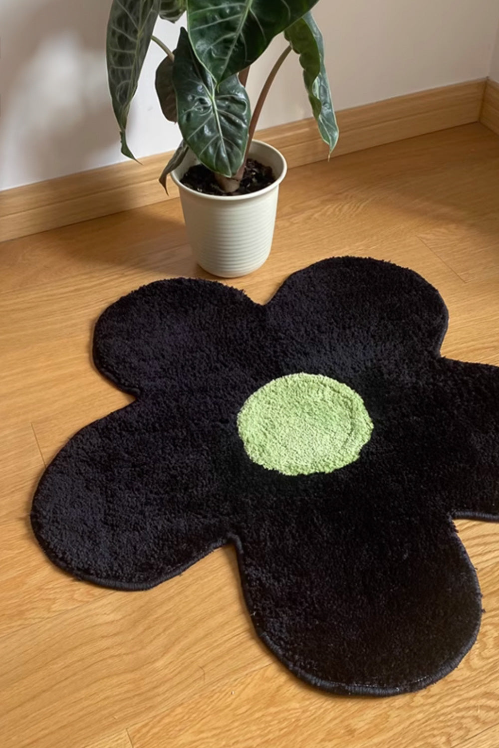 Irregular Black Flower-Shaped Mat with Green Center